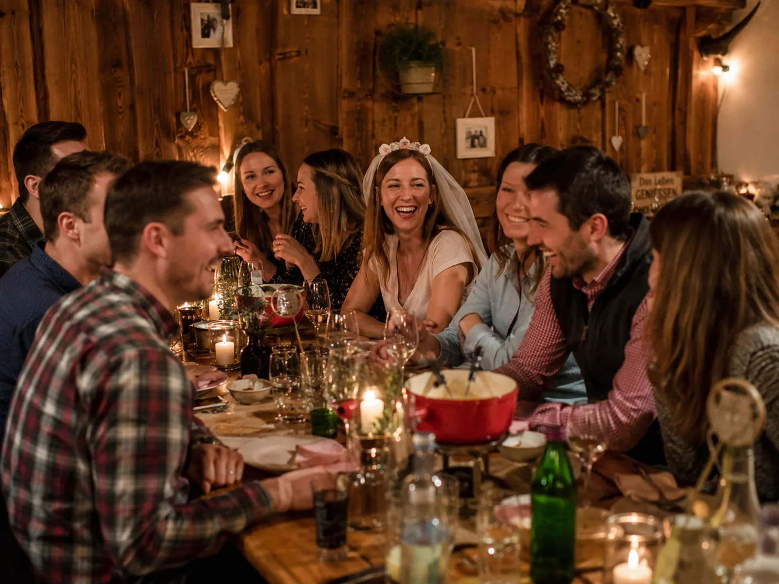 Team-Braut-Gruppe in einheitlichen Outfits posiert für ein Gruppenfoto